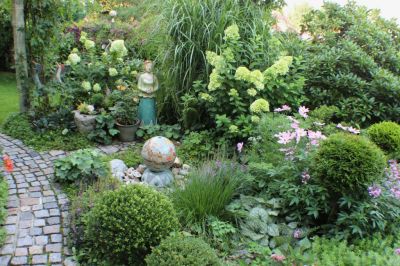 Sommerlicher Vorgarten