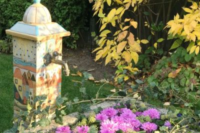 Dahlien im Granittrog