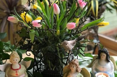 Engel mit Tulpen