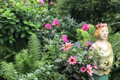 Elfe von Blüten umrankt