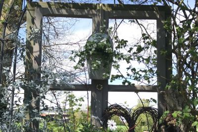 Frühlingsblau am Rosenbogenfenster