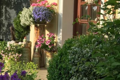 Hauseingang mit Blumenschmuck