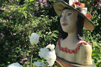 Hutmadame mit weißen Pfingstrosen