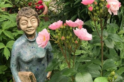 Bibliothekarin mit Rose Utopia