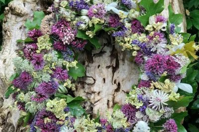 Kranz aus Gartenblumen