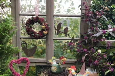 Fenster mit Herbstschmuck