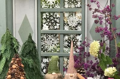 Pflanztisch mit herbstlichem Dekor