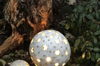 Lichterkugeln im Garten