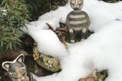 Keramikkatzen im Schnee