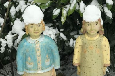 Geschwisterpaar mit Schneehauben