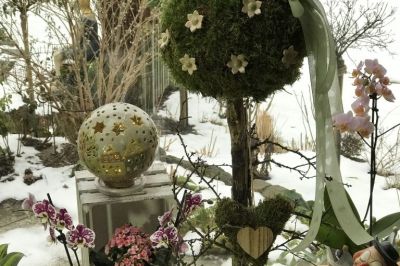 Fensterdeko mit Schneegarten dahinter