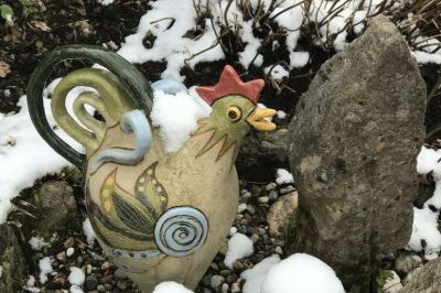 Keramikhahn im letzten Schnee