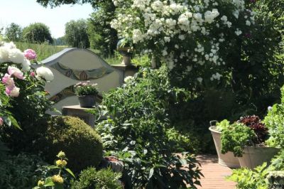 Leserpaar mit Pfingstrosen und Guirlnde d`amour