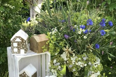 Gartendeko mit Kornblumen