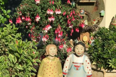 Geschwisterpaar vor Fuchsien