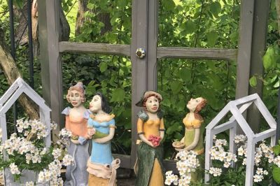 Vier Grazien am Fenster im Freien
