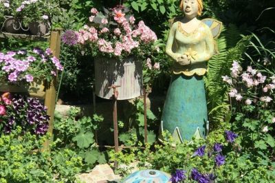 Elfe mit Blüten und Wasserkugel