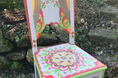 Bemalter antiker Stuhl