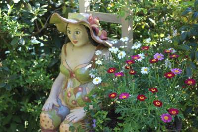 Summerlady in bunten Blüten