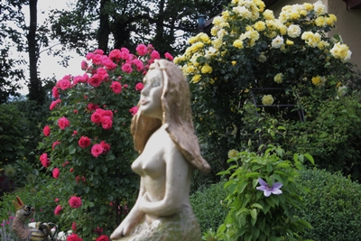 Nixe mit Rosen