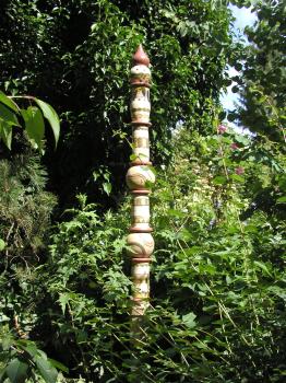Schlanke Stele