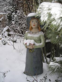 Begrüßungsmädchen im Schnee