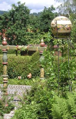 Rosenkugel und Feng Shui Tor