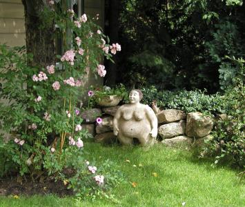 Standfeste Dame mit Rambler Rose