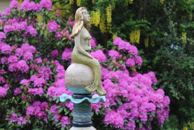 Wassernixe vor Rhododendron