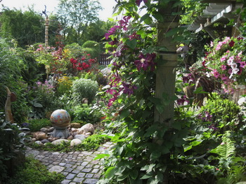 Clematis an Tor und großem Vogel 